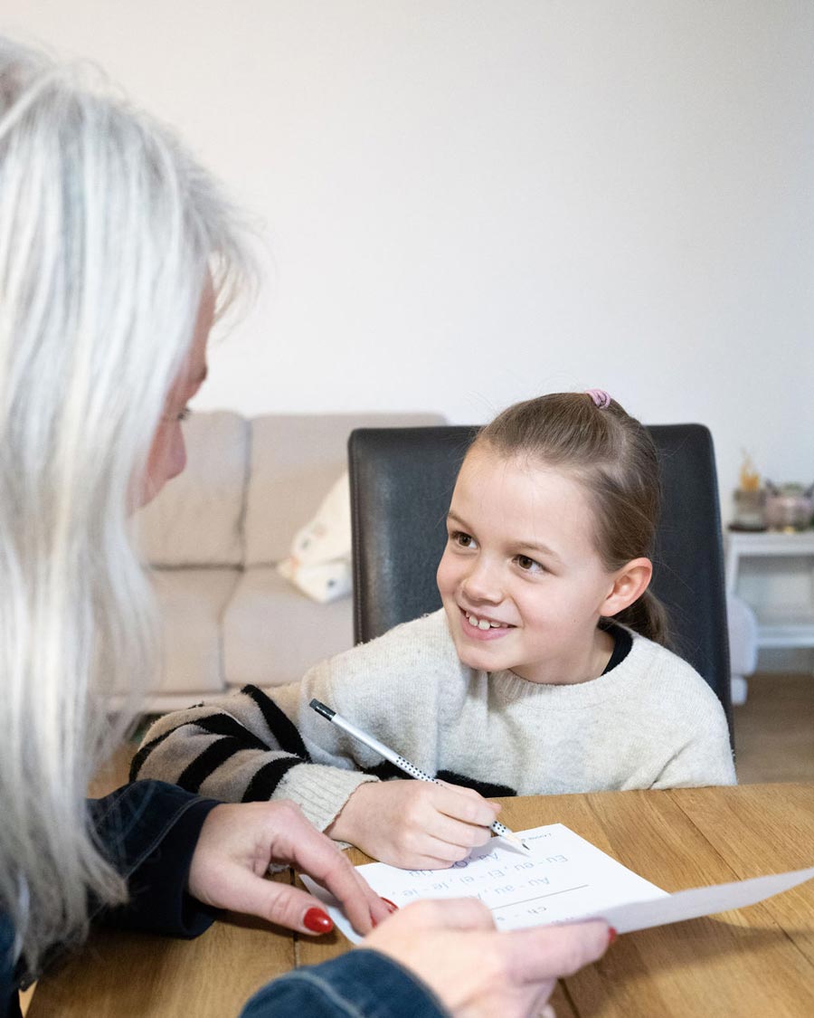 Andrea Erz unterstützt Kind im LRS-Training in Dornstadt bei Ulm