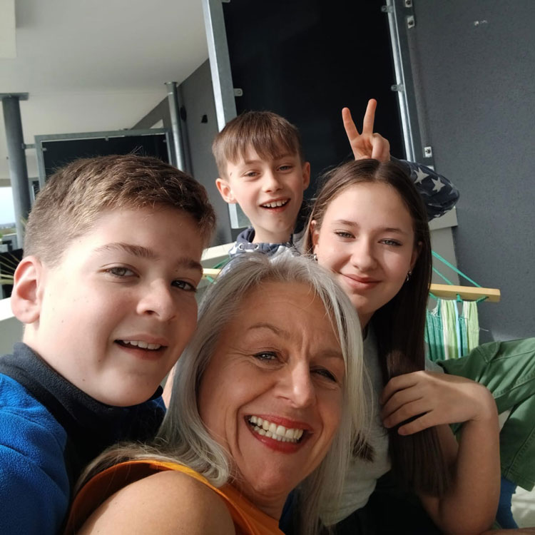 Freude beim Lernen: Andrea Erz mit Kurskindern in Dornstadt