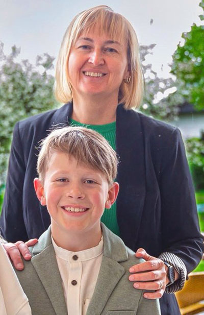 Erfolg nach LRS-Intensivkurs: Mutter und Sohn glücklich